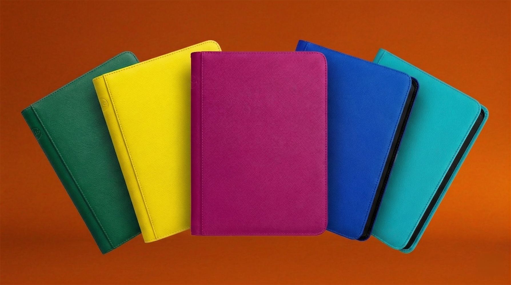 Collection de classeurs Pokémon colorés sur fond orange