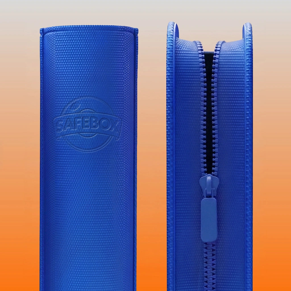 Classeur zip binder bleu fermé vue de face - 288 emplacements toploaders