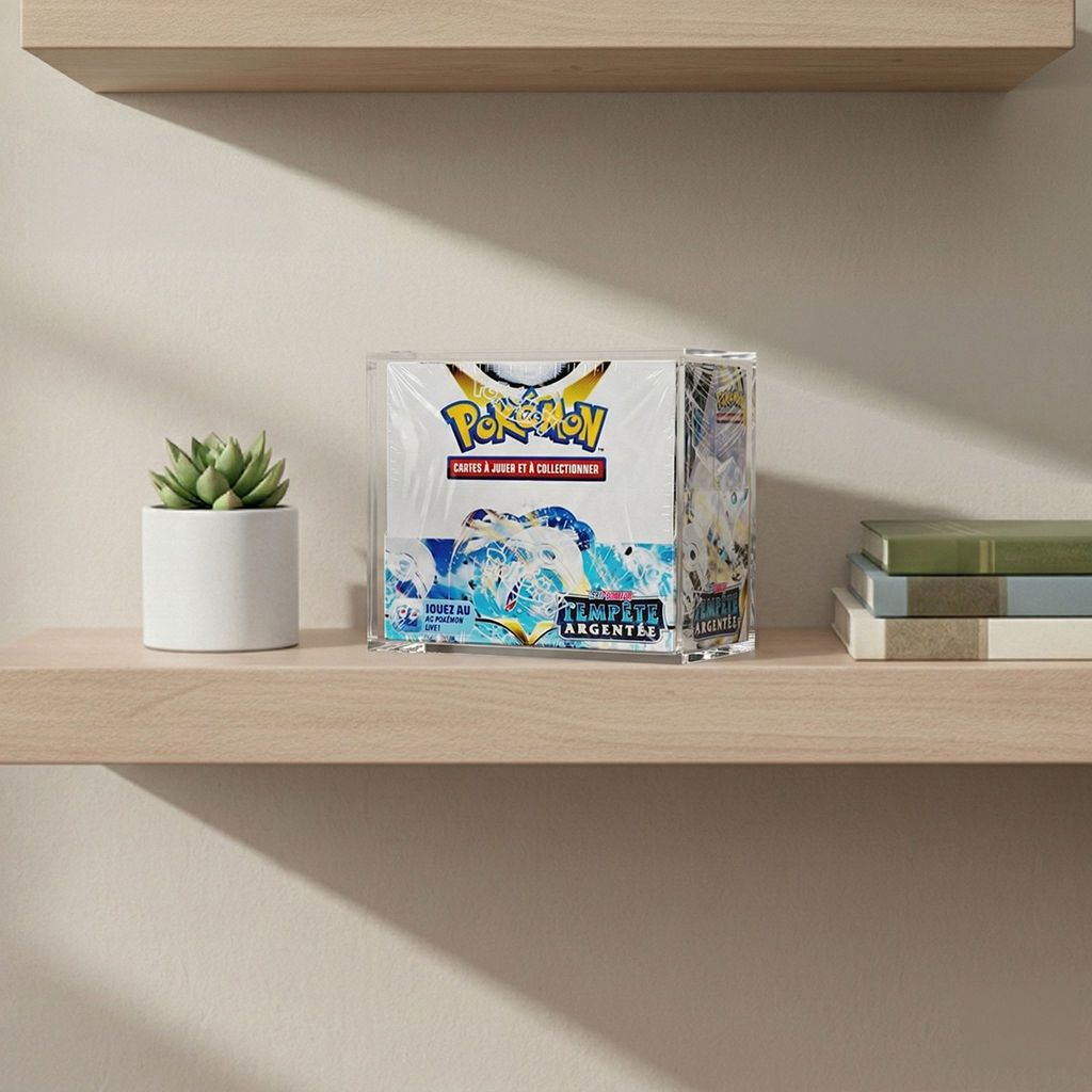 Display Pokémon Tempête Argentée protégée dans un boîtier acrylique sur une étagère en bois
