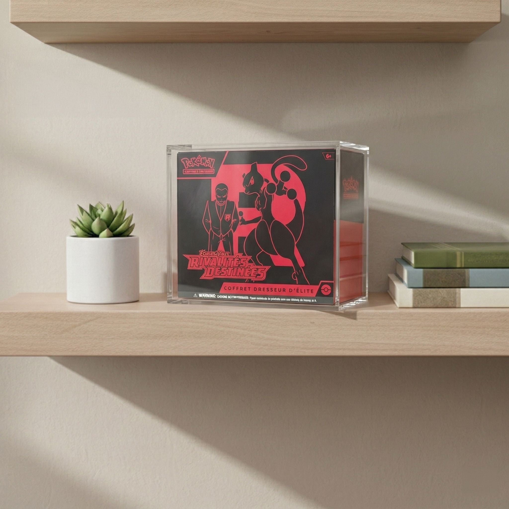 ETB Pokémon Rivalités Destinées protégée dans un boîtier acrylique sur une étagère en bois
